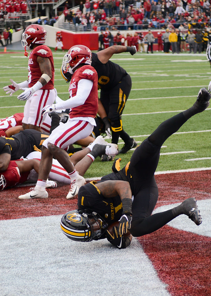 Tyler Badie scores